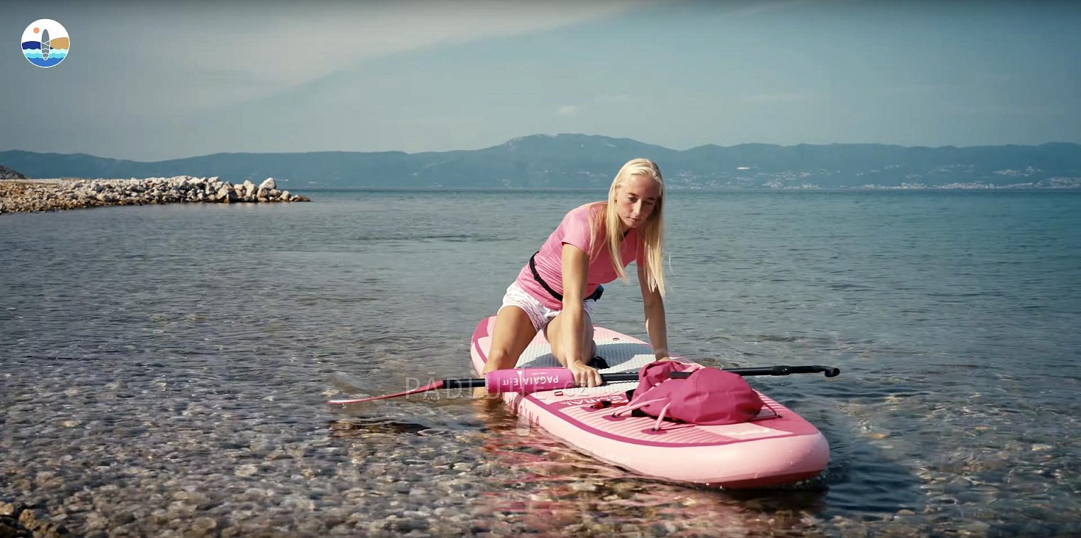 Rychlokurz paddleboardingu - jak začít s paddleboardem - jak nastoupit, jak pádlovat na paddleboardu