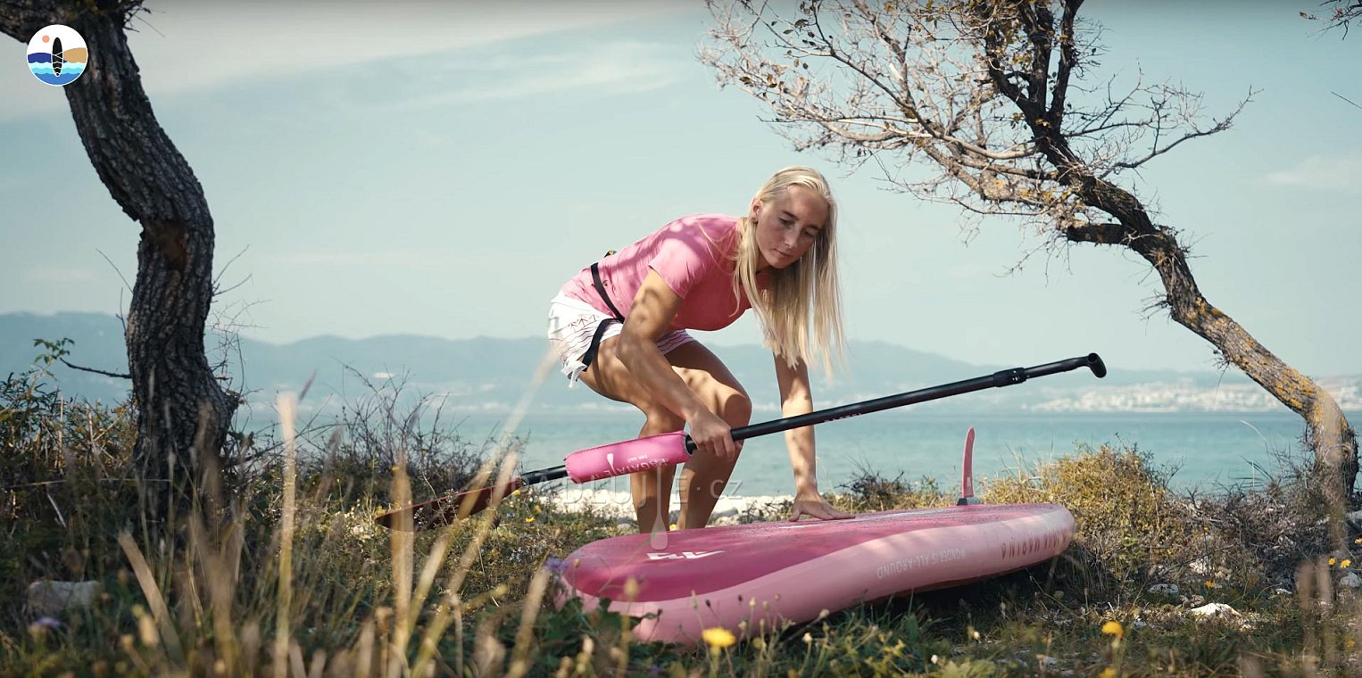 Rychlokurz paddleboardingu - jak začít s paddleboardem - jak nastoupit, jak pádlovat na paddleboardu