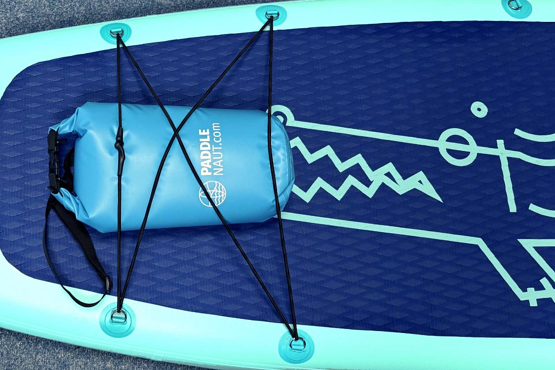 Nepromokavý vak o objemu 10 litrů je u každého paddleboardu.