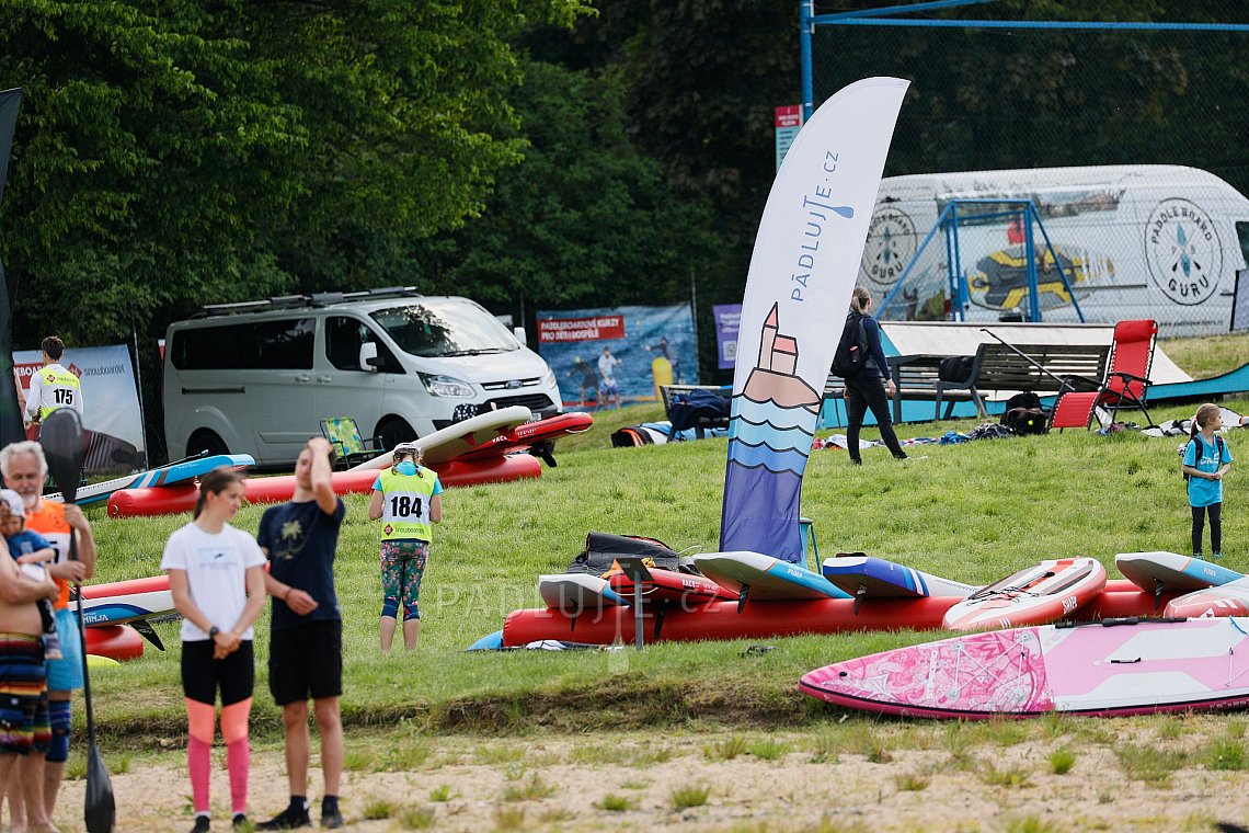 Paddleboardové závody Hostivařská přehrada v Praze - PÁDLUJTE.CZ sportovní klub