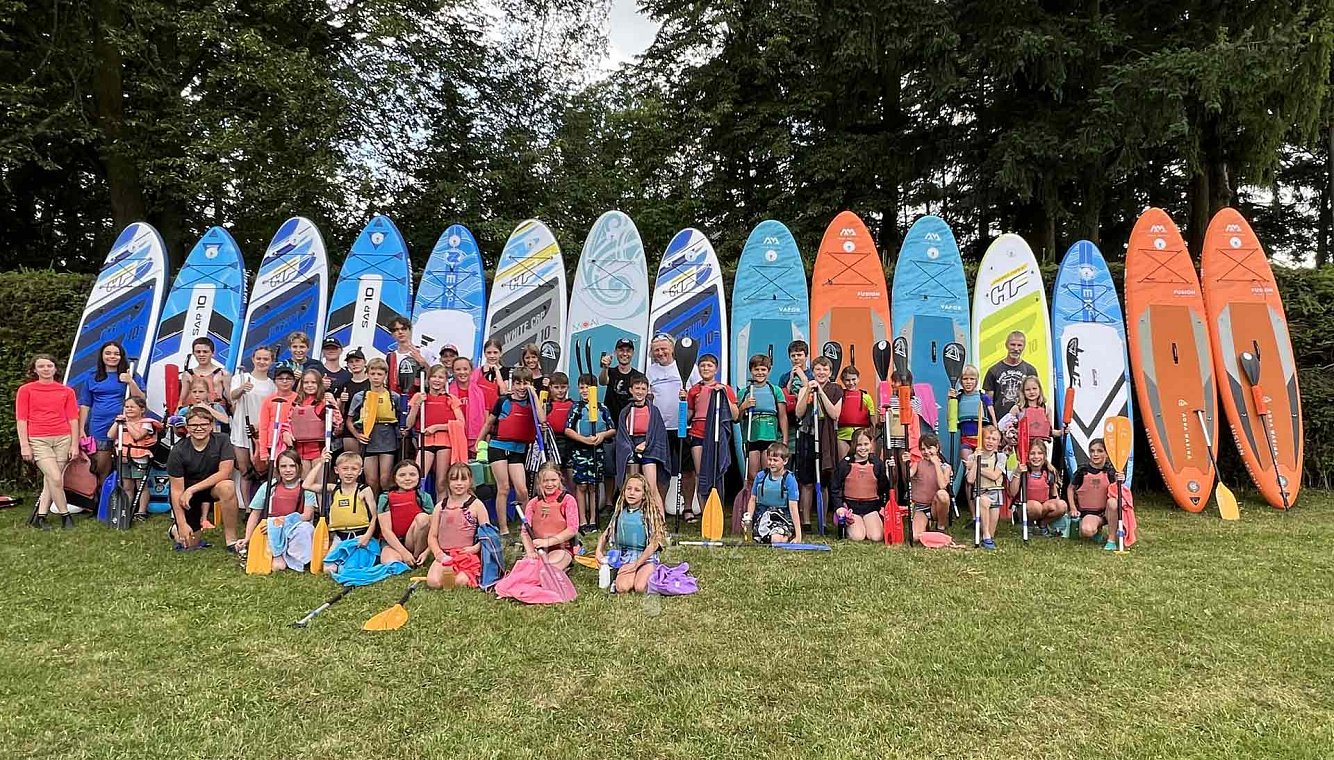 Pádlujte.cz předalo vodním skautům z pardubického přístavu sedmika 15 paddleboardů