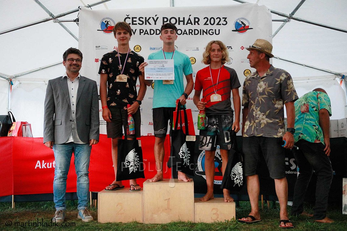 Finále Českého poháru v paddleboardingu Cheb 2023 - PÁDLUJTE.CZ sportovní klub - Kuba Petržílek z pardubického sportovního klubu PÁDLUJTE.CZ se stal celkovým vítězem Českého poháru v paddleboardingu 2023