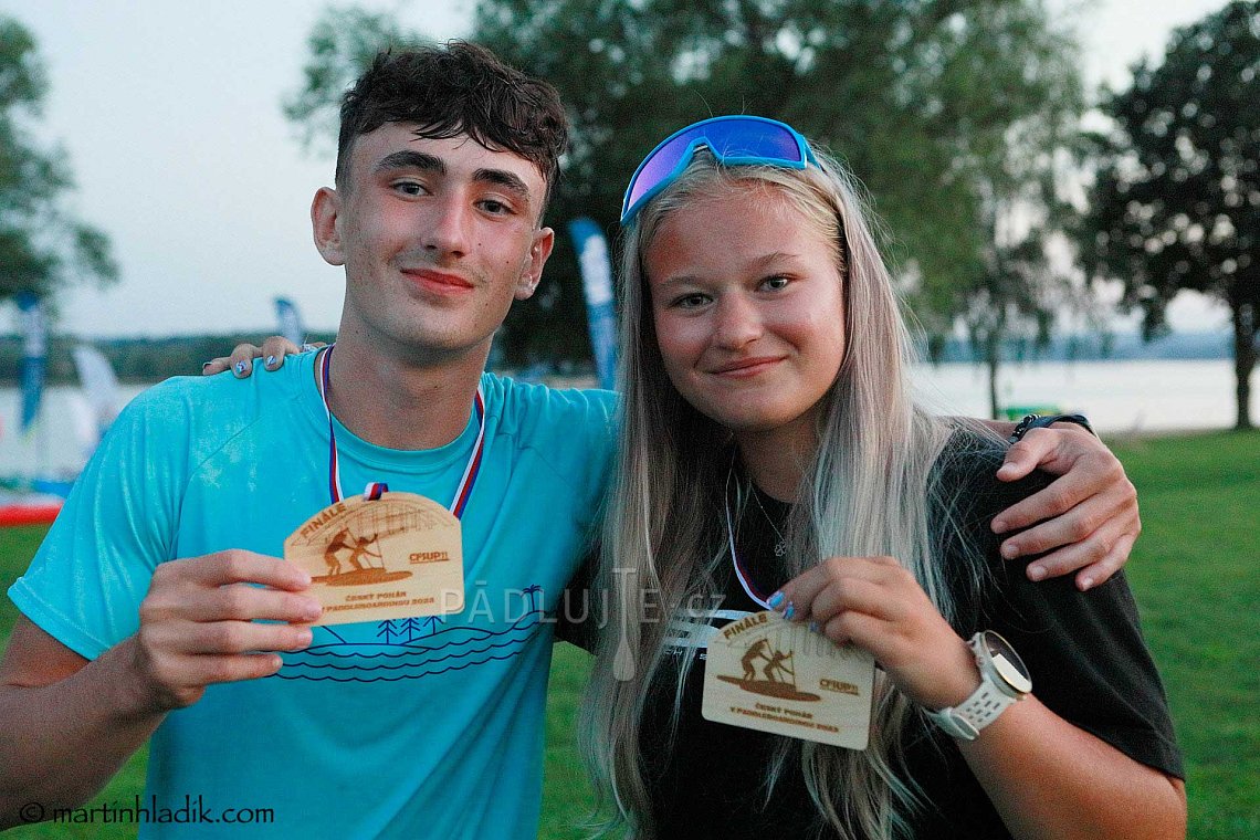 Finále Českého poháru v paddleboardingu Cheb 2023 - PÁDLUJTE.CZ sportovní klub - Finalisté Českého poháru v paddleboardingu 2023 v kategoriích - chlapci do 15 let - Kuba Petržílek a dívky do 15 let - Karolína Uhrová.