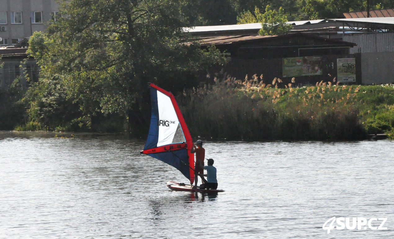 Nafukovací paddleboard LOZEN WindSUP 10'6 s nafukovací plachta ARROWS iRIG Pardubice, Labe, Kunětice