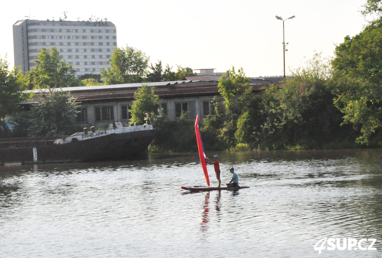 Nafukovací paddleboard LOZEN WindSUP 10'6 s nafukovací plachta ARROWS iRIG Pardubice, Labe, Kunětice