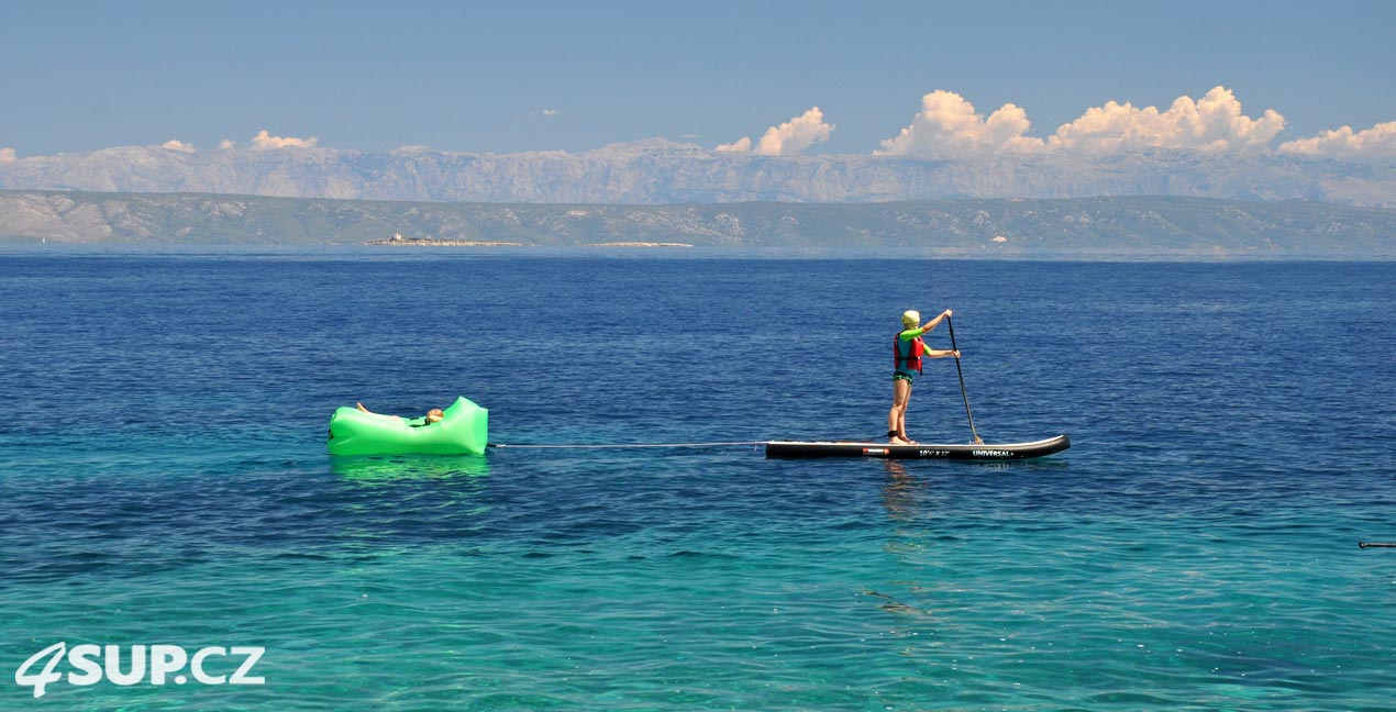 Lazy Bag tažený paddleboardem - aka banana-paddle - zabava u moře