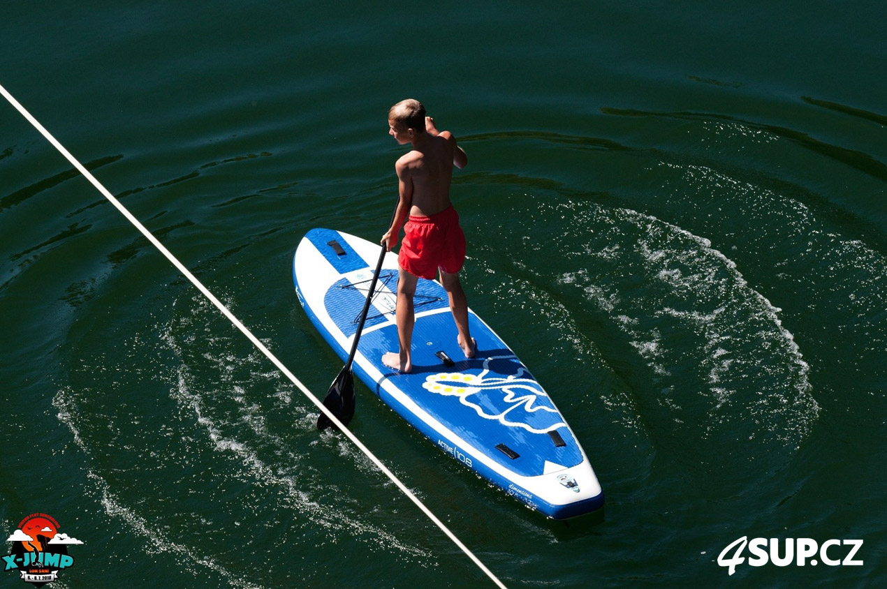 Děti také rády pádlují na paddleboardech