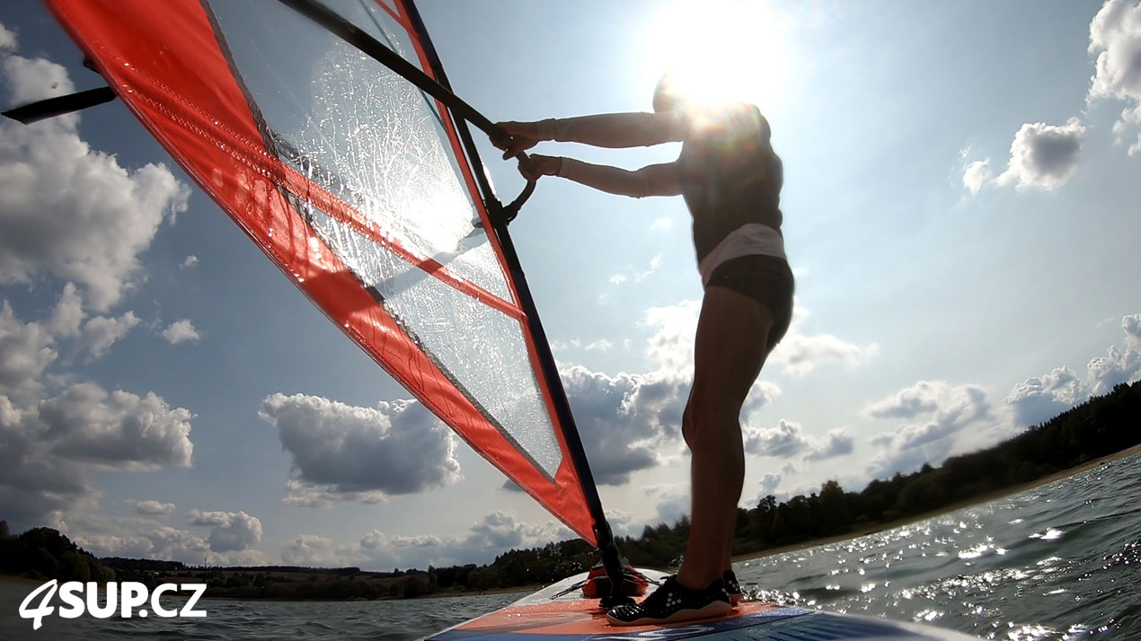 Výuka windsurfingu, nafukovací paddleboard, otočka po větru tzv. halsa
