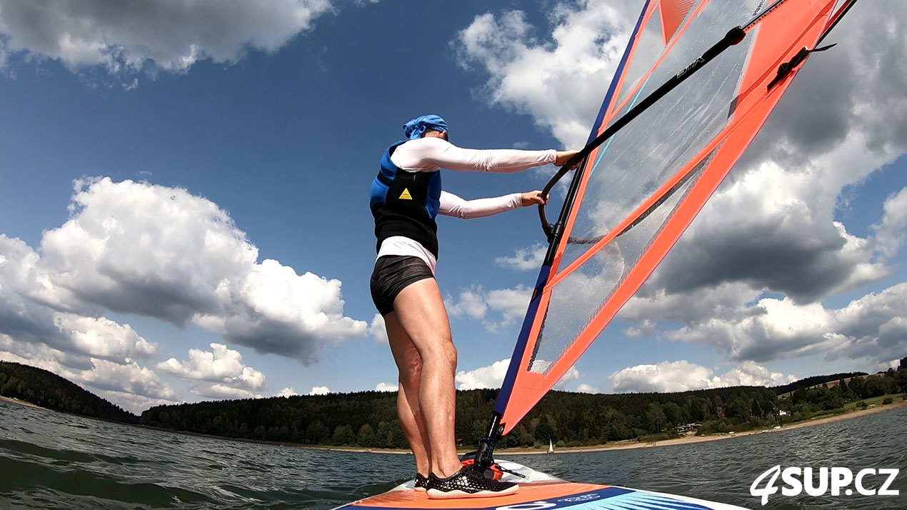 Výuka windsurfingu, nafukovací paddleboard, otočka proti větru tzv. ré