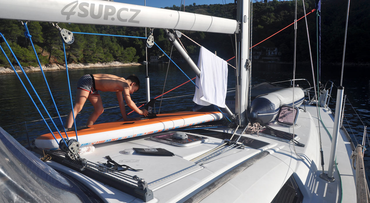 Nafukovací paddle board se na jachtě dobře skladuje i nafukuje