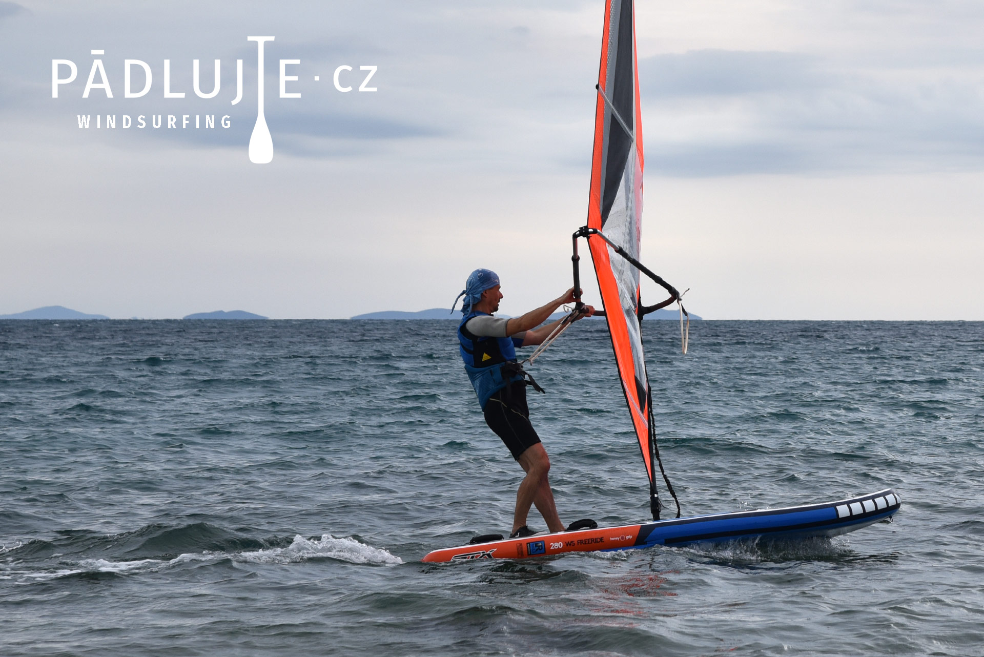 První plavby na paddleboardu - windsup, nafukovací windsurfing