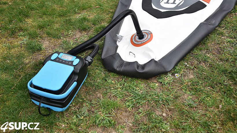 Elektrická pumpa STAR 9+ 12V s baterií do 20PSI pro paddleboardy