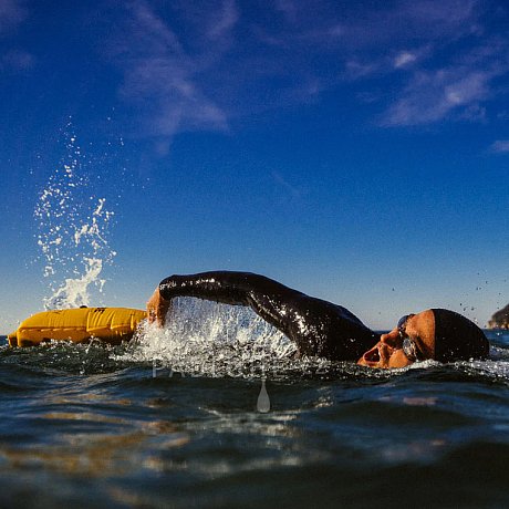 Restube SWIM BUOY Pro - plavecká bóje s integrovaným suchým vakem